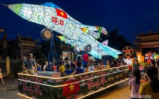Bất ngờ với mô hình đèn Trung thu máy bay Su-35, tên lửa, robot biến hình