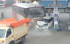 Khoảnh khắc xe buýt mất lái, lao vào cây xăng khiến nhiều người hoảng loạn