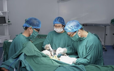 Người đàn ông nhập viện cấp cứu với thanh sắt cắm xuyên bàn tay 