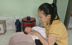 Trẻ sơ sinh bị bỏ rơi trước cửa nhà dân kèm tờ giấy viết tay