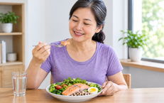 Vì sao ăn đủ protein nhưng bắp tay vẫn nhẽo sau tuổi 50?