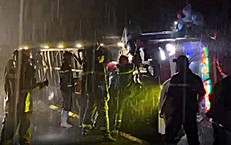 Tai nạn liên tiếp trong đêm, 19 người mắc kẹt trong xe khách lật ở Đồng Nai