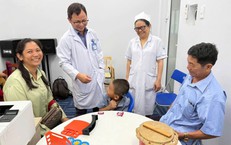 Em bé Campuchia lần đầu nghe thấy âm thanh cuộc sống nhờ bác sĩ Việt Nam