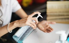 Nên rửa tay bằng xà phòng hay dung dịch sát khuẩn để phòng ngừa dịch bệnh?