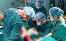 Hoại tử cả hai bàn chân sau nhiều ngày tự chườm nóng vì tê bì