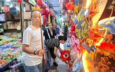 Tiểu thương phấn khởi khi đồ decor mùa Trung thu bán chạy