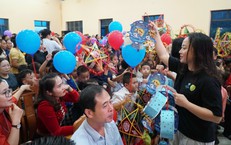 Người làm báo Xứ Nghệ mang "Vầng trăng yêu thương" đến trẻ em vùng biên
