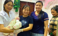 Giữa dòng nước lũ, nữ bác sĩ bò qua mương đến nhà sản phụ đỡ đẻ