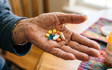 Người trên 60 tuổi nên bổ sung vitamin và ăn uống như thế nào?