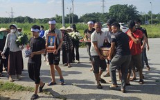 Hàng xóm, người thân nghẹn ngào tiễn nam sinh 18 tuổi gặp nạn ở Hà Nội về nơi an nghỉ