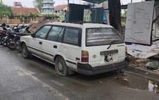 Những ô tô cũ nát nằm chỏng chơ giữa lòng đường Hà Nội