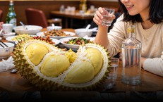 Người phụ nữ suy gan nặng sau khi ăn sầu riêng rồi uống rượu 
