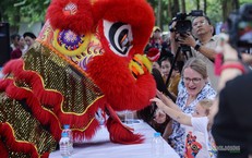 Khách quốc tế hào hứng khám phá Tết Trung thu