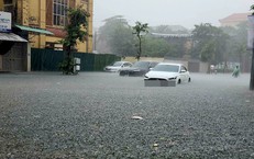 Nghệ An mưa trắng trời, đường phố ngập sâu