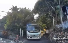 Tài xế lùi xe 'cực nét', né cú đâm trực diện của xe tải trên dốc hẹp