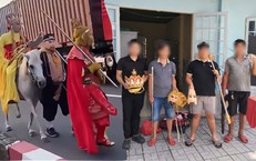 Sự thật phía sau nhóm 'thầy trò Đường Tăng' cưỡi ngựa, đi giữa làn ô tô ở TPHCM
