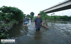 Cầu dân sinh chìm sâu, người dân Hà Nội mạo hiểm lội nước qua sông