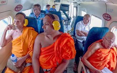 Khoảnh khắc máy bay quân sự Sri Lanka chở nhà sư rải nước thánh cầu mưa