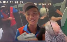 Hai du khách nước ngoài trả lại 20 triệu đồng shipper bỏ quên tại cây ATM