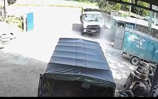 Khoảnh khắc xe buýt tông mạnh ô tô chở rác, tài xế mắc kẹt trong cabin