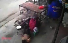 Cô gái đi xe máy lao thẳng vào quán thịt, camera ghi lại khoảnh khắc thót tim