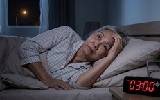 Vì sao người lớn tuổi hay thức giấc nửa đêm và giải pháp từ bữa tối