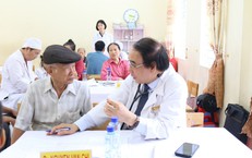 Những thầy thuốc 'hiến' ngày nghỉ vì người bệnh