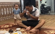 Thấy bố nằm dài dưới sàn, cậu bé có hành động khiến ai cũng bất ngờ