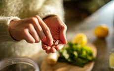 Dầu cá, glucosamine, vitamin D có thực sự tốt cho não người lớn tuổi?