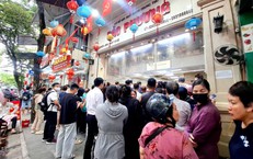 Hàng bánh Trung thu truyền thống trên phố Thụy Khê, mỗi khách chỉ được mua 1 cặp