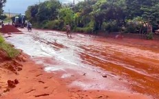 Bùn cát đỏ đặc quánh phủ đường, ô tô mắc kẹt, xe máy liên tục trượt ngã