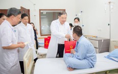 Phó Thủ tướng Thường trực Phạm Gia Túc thăm, tặng quà bệnh nhi dịp Tết Trung thu