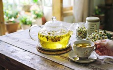 Vì sao người khó ngủ nên uống trà hoa cúc sau bữa tối?