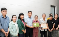 Trao Kỷ niệm chương 'Vì sức khỏe nhân dân' cho gia đình người hiến tạng