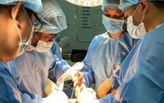 Tháo nẹp vít sau 4 năm, phẫu thuật gặp khó