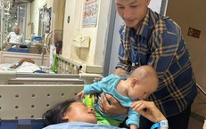 Xót xa cảnh chồng vừa bế con 6 tháng tuổi vừa chăm vợ nằm viện vì chấn thương cột sống sau tai nạn