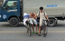 Xúc động khoảnh khắc nam sinh dừng xe, dìu cụ ông sang đường giữa phố đông
