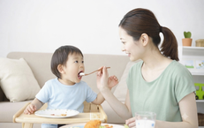 6 thói quen cha mẹ nên tránh khi cho trẻ ăn
