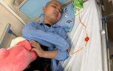 Cậu bé 11 tuổi mắc ung thư xương nhiều lần hỏi mẹ 'liệu con có chết không'