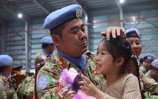 Trở về từ Nam Sudan, chiến sĩ mũ nồi xanh òa khóc khi gặp lại con gái