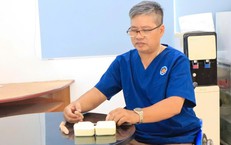 Người đàn ông ngồi xe lăn chế tác những ngón tay giả cho bệnh nhân
