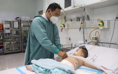 'Con bị tay chân miệng, bố mẹ trong ngành y có khi không kịp trở tay vì bệnh diễn tiến nhanh'