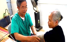 Vị bác sĩ làng với những bước chân không mỏi