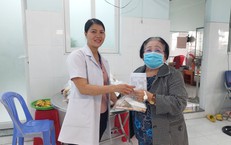 Trạm y tế ở TPHCM: Dược sĩ nấu bữa sáng cho người cao tuổi