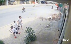 Cổng chào đổ sập đè trúng hai mẹ con đi xe máy, bé trai đứt lìa cánh tay