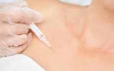 Ổ mủ xen lẫn filler trong ngực cô gái 24 tuổi