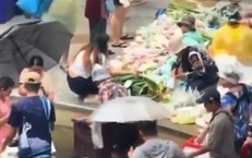 Ngập lụt nghiêm trọng, Bangkok xuất hiện 'chợ nổi' ngay giữa đường phố 