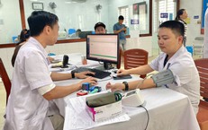 Cán bộ y tế Nghệ An hiến máu cứu bé trai 8 tuổi
