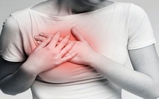 Áp xe tuyến vú ở trẻ vị thành niên, cha mẹ tuyệt đối không làm việc này