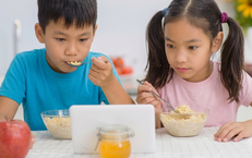 Tác hại khi trẻ vừa ăn vừa xem điện thoại, ti vi và cách khắc phục